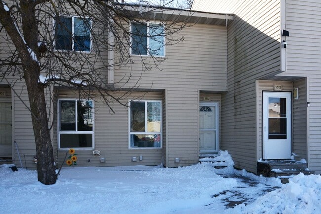 Building Photo - Beautiful 3-Bed 2-Bath Townhouse in Brooklyn Park!