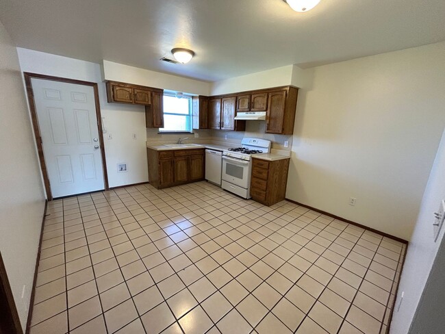 Photo - Cute 2 bed 1 bath you don't want to miss!