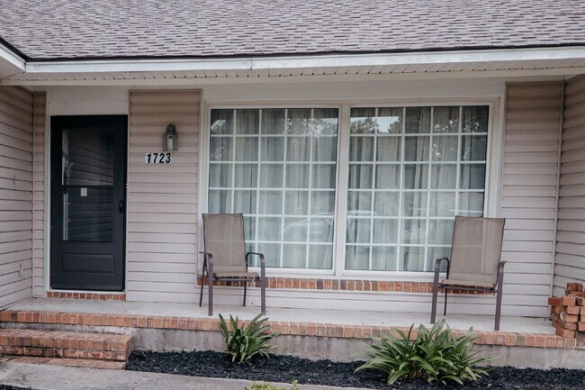 Fully Furnished Charleston Rental Near Folly Beach – Utilities Included | $3,100/Month