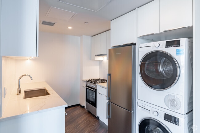 2BR, 2BA - 748SF - Kitchen