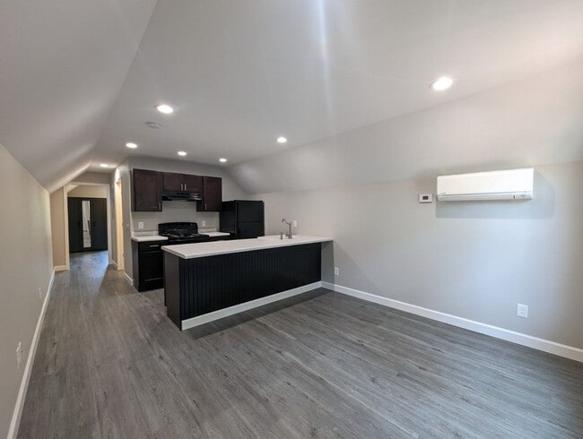 Building Photo - 2230 Lyon St Unit B Rental