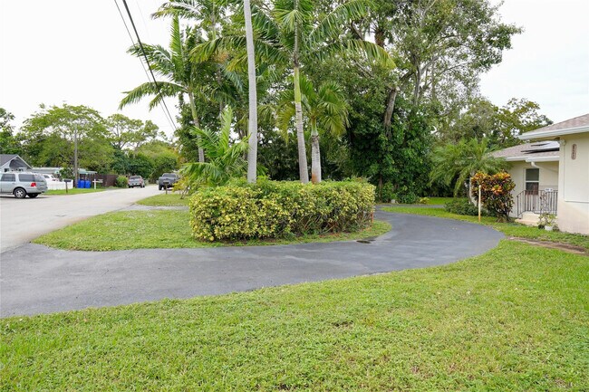 Photo - 821 SW 13th Ct