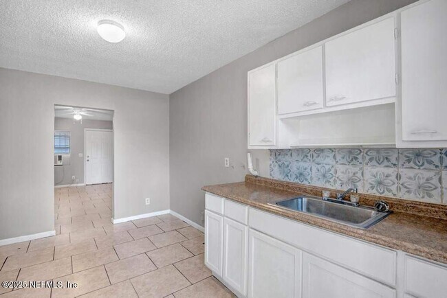 Photo - 402 E 27th St