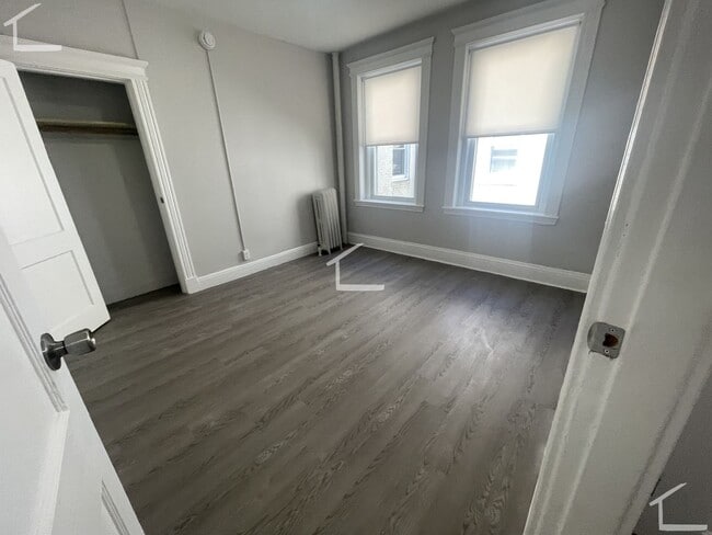 Building Photo - 7/1 No Fee! Nicely updated Studio near Green Line!