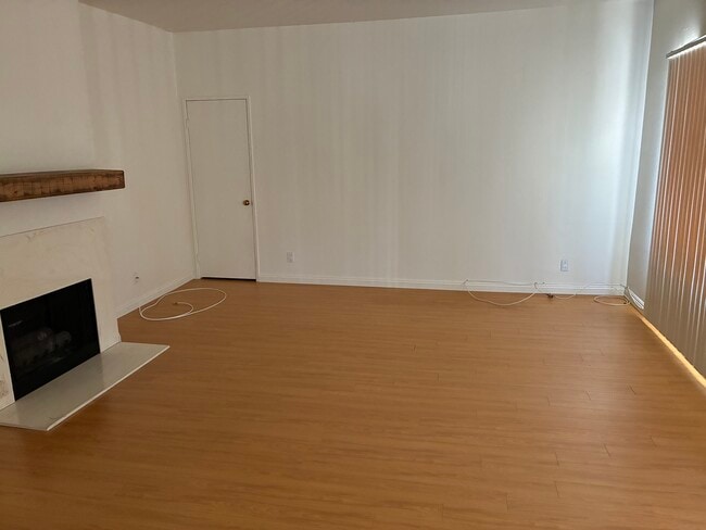 Living Rm/Fireplace - 10978 Bluffside Dr Unit #103