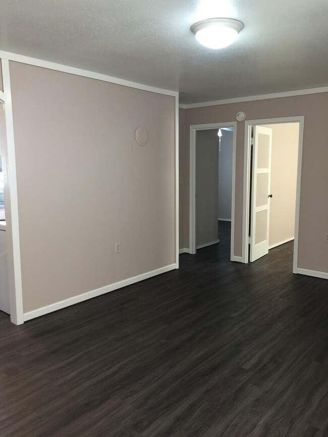 Two bedrooms, new flooring throughout - 68 South 5th Street Casa