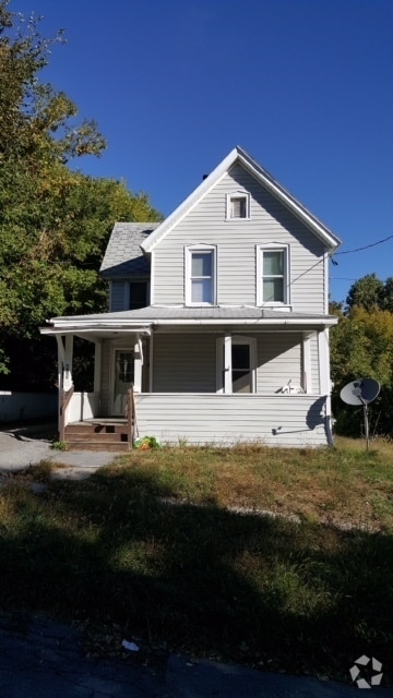 Building Photo - Beautiful 3 bedroom 1 bath home with stora...