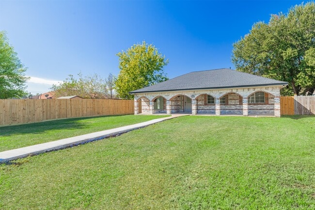 Building Photo - 2122 Maple Cir