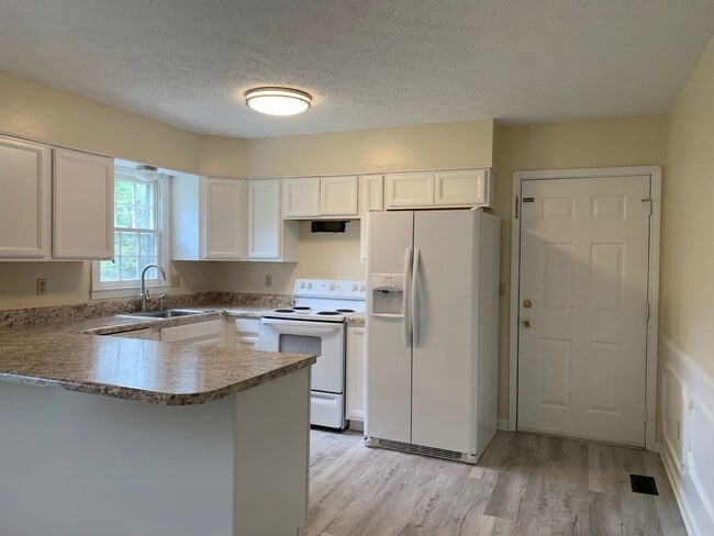 Photo - 208 Woodbine Dr
