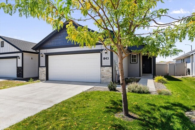Building Photo - Spacious 3BR/2BA Townhouse with Fenced Yar...