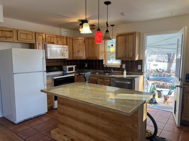 Photo - 613 E Fourth St