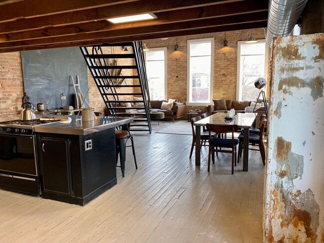 Photo - Modern 2BD Loft with Vintage Charm – Prime Historic Downtown Location! Unidad 20
