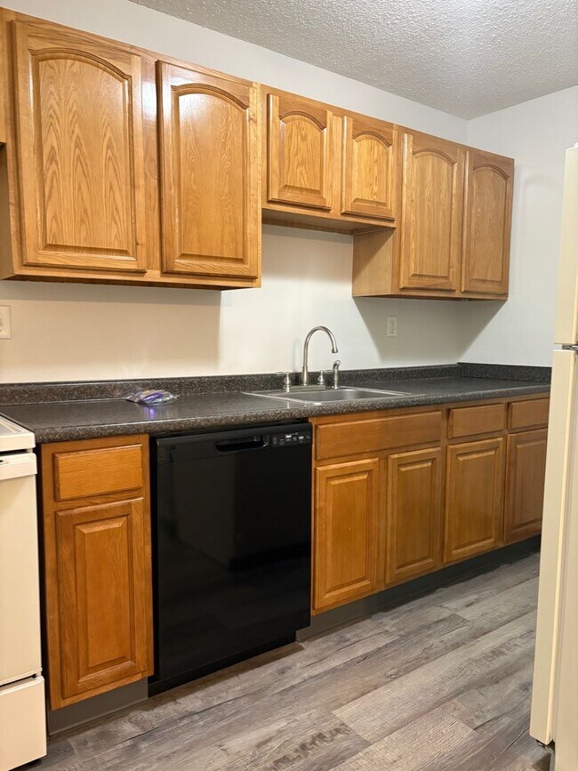 Building Photo - Spacious 2 Bedroom Townhouse Unit F-10