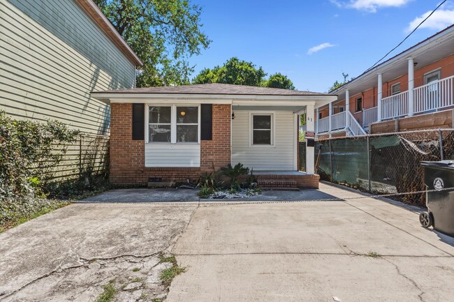 Building Photo - 41 Rose Ln