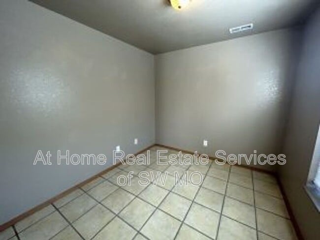 Photo - 631 Meadowview Dr