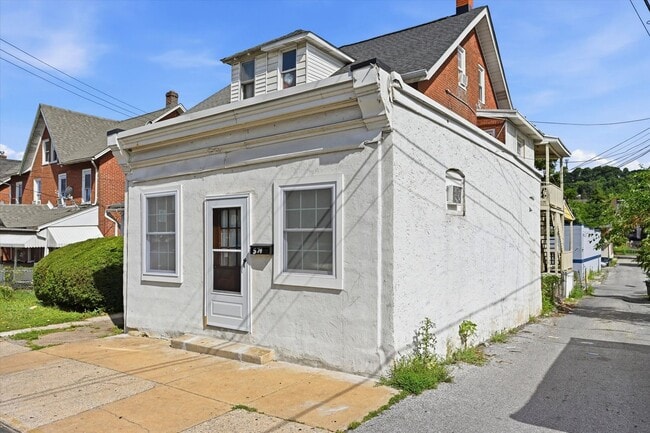 Building Photo - 571 Olive St Unit A