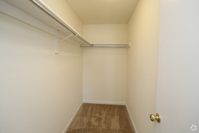 Armario - The Aspens Apartments