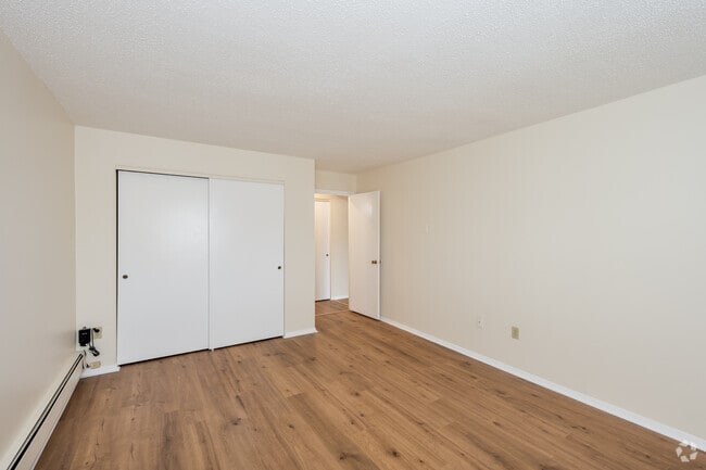 1BR, 1BA - 765SF - Bedroom/Closet
