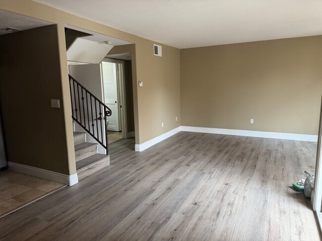 Building Photo - Spacious 2 Bedroom, 2.5 Bath Two-Story Townhome UTC