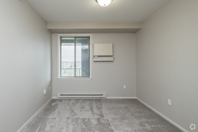 2BR, 2BA - 1,079SF - Primary Bedroom - Eagle Crest Apartments