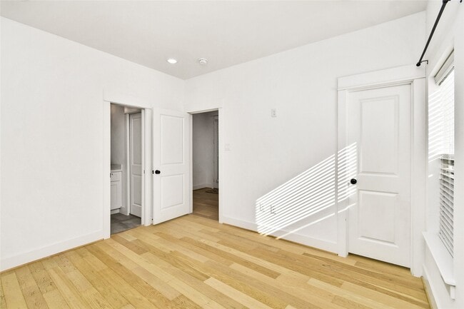 Photo - 208 N York St