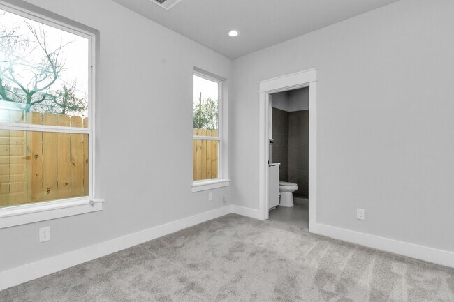 Photo - 2706 Dennis St