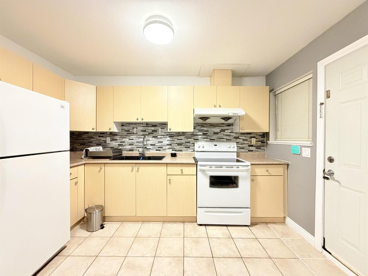 Photo - 8246-8152 152 St