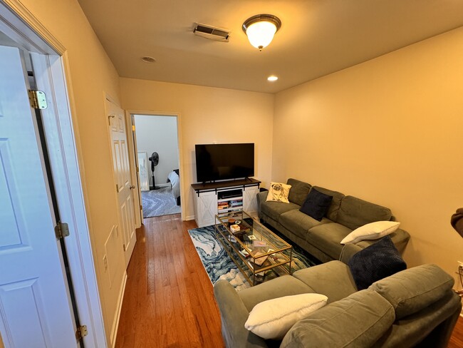 Building Photo - 827 Reed St Unit 3rd Floor