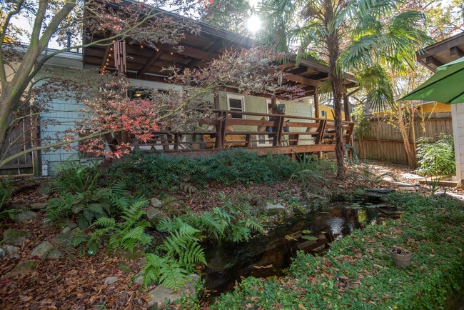 Building Photo - 1096 Oakfield Dr SE