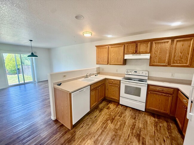 Building Photo - 1912 Dove Creek Cir Unit 1
