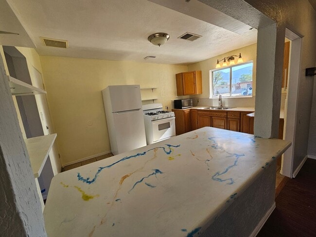 Photo - 3 Bedroom / 2 Bath Home with Refrigerated Air & 1-Car Garage 6 Month Lease!