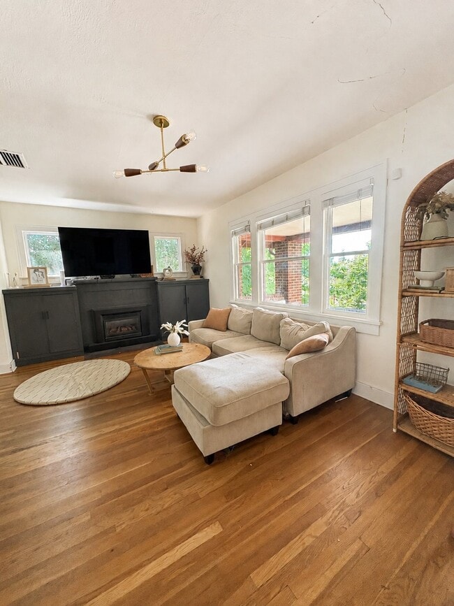 Photo - 1570 Jasmine St