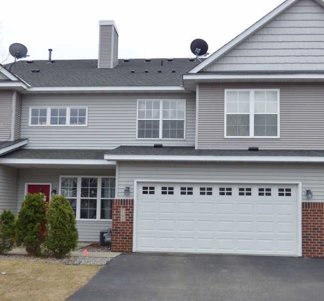 Building Photo - 3 br 3 bath town home