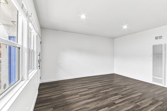 Photo - 4308 E 4th St Unit 02