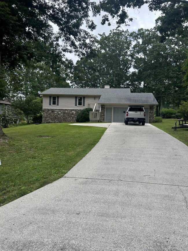 Photo - 203 Snead Dr