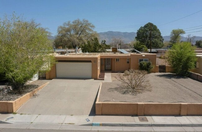 3 Bedroom, 2-Bathroom, Close to everything... - 3 Bedroom, 2-Bathroom, Close to everything... House