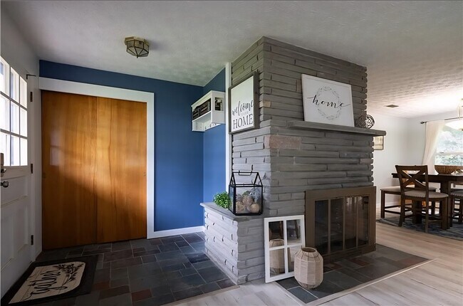 Photo - 1568 Schlegel Rd