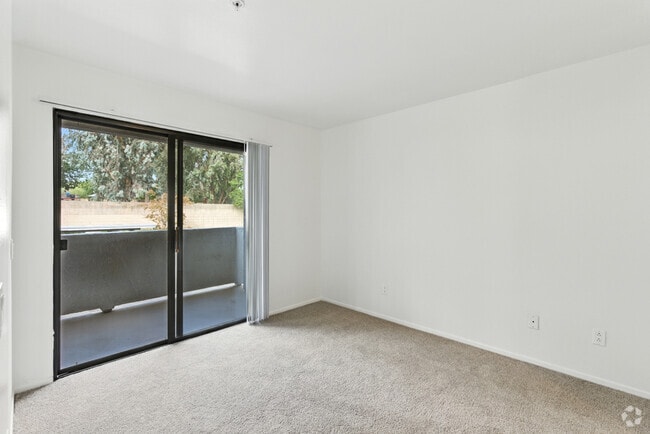 1BR, 1BA - 569SF - Bedroom