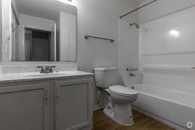 1BR, 1BA - 720SF - Bathroom