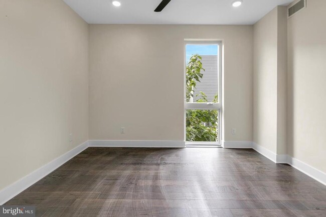 Photo - 1868 Frankford Ave