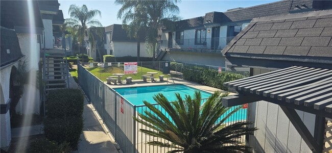 Photo - 1319 Oakwood Dr W Unit 12