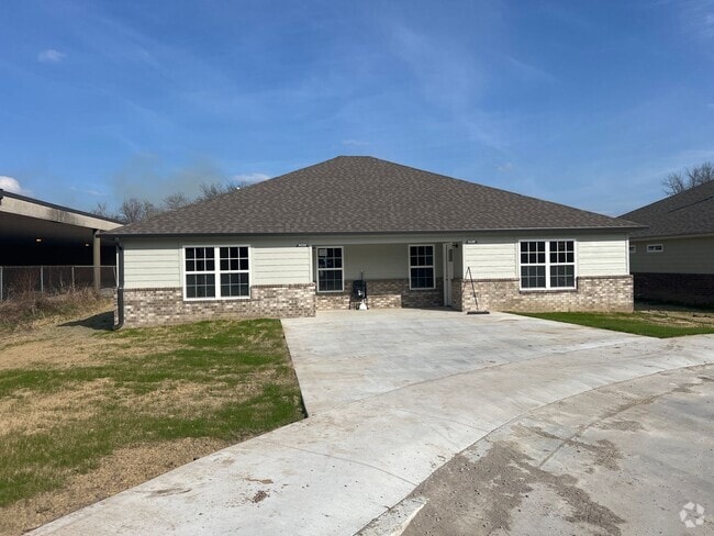 Building Photo - 2 bed 2 bath new build in 2024 Unit 1007 S Cherokee Rental