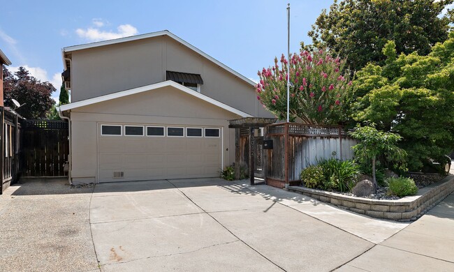 Building Photo - Spacious Single-Family Home in Great Location!