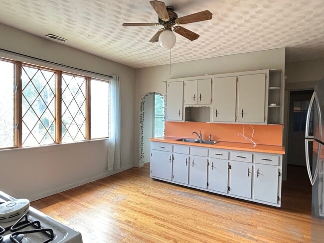Building Photo - 98 Dana Ave Unit #2