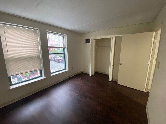Photo - 106 Peterborough St