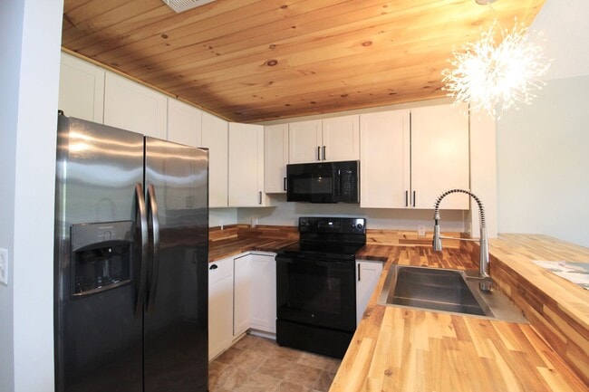 Building Photo - 1330 Hunters Rd
