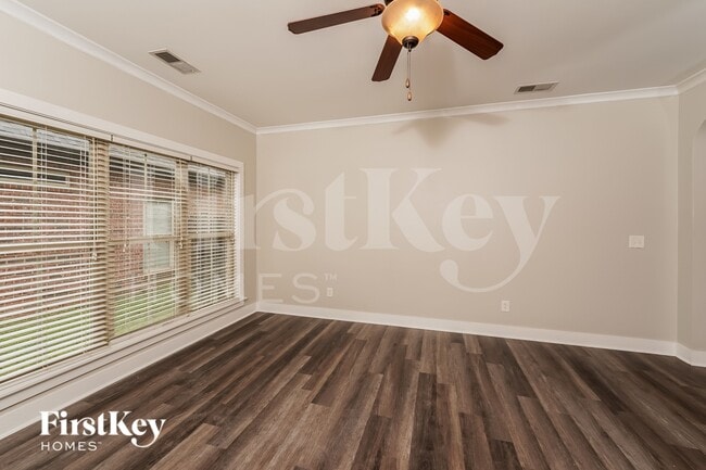 Photo - 340 Kingston Cir