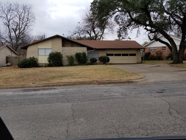 Building Photo - 1217 Briarwood Dr