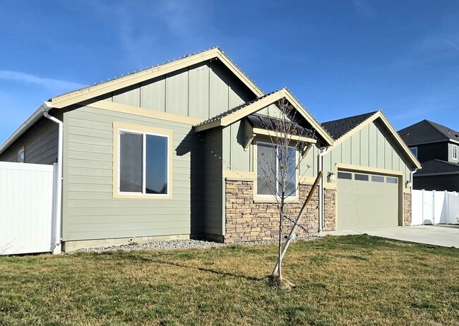 Building Photo - New 4 Bed Rambler | Fenced Yard | 2-car Garage | Move-In Ready House for Rent in Quincy!