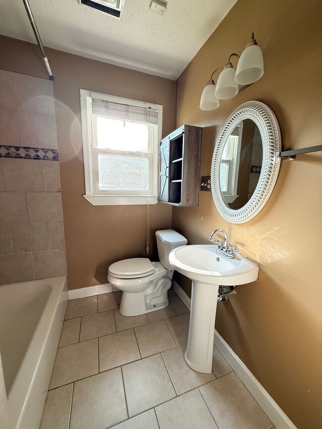 Photo - 4 Bed / 2 Bath Spacious Home – Perfect for Families or Roommates